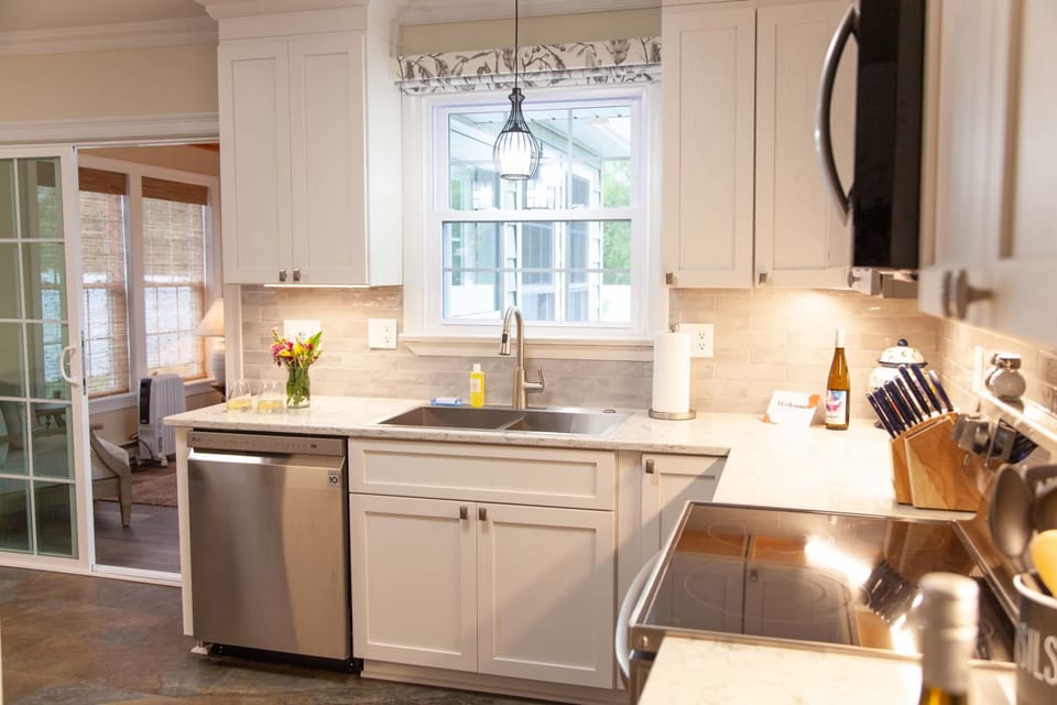 Eat-in kitchen– Great for meals or late-night snacks.