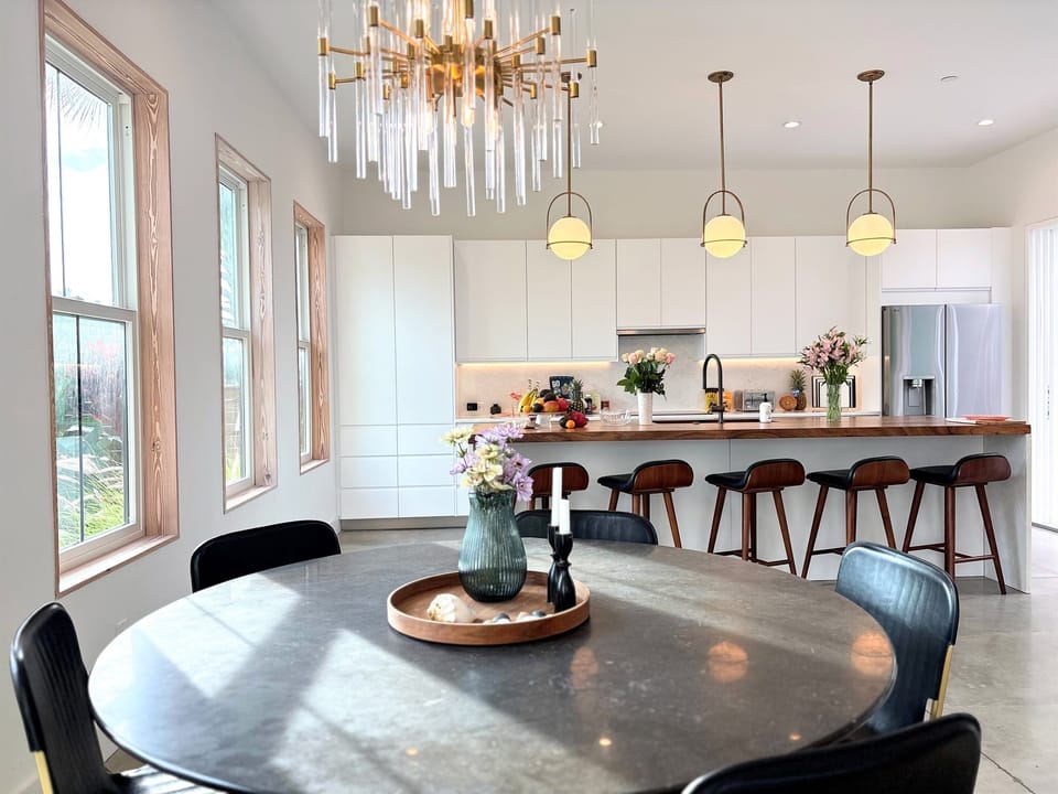 Bright, open, and made for gathering ☀️ A stunning chef’s kitchen with oversized island seating + dining space for the whole crew