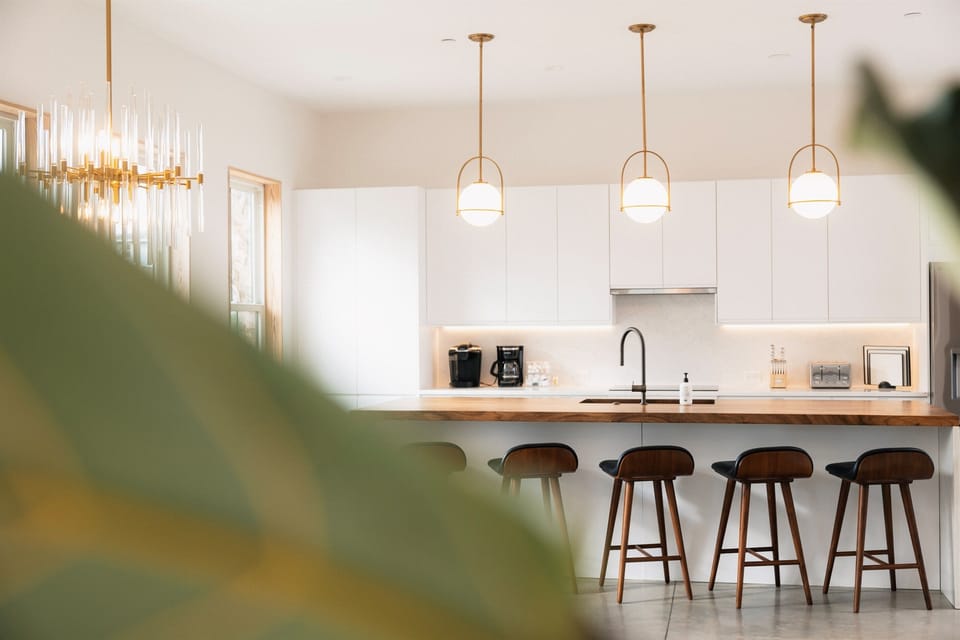 Open concept + coastal modern style 🤍 Big, bright kitchen with room for everyone to gather.