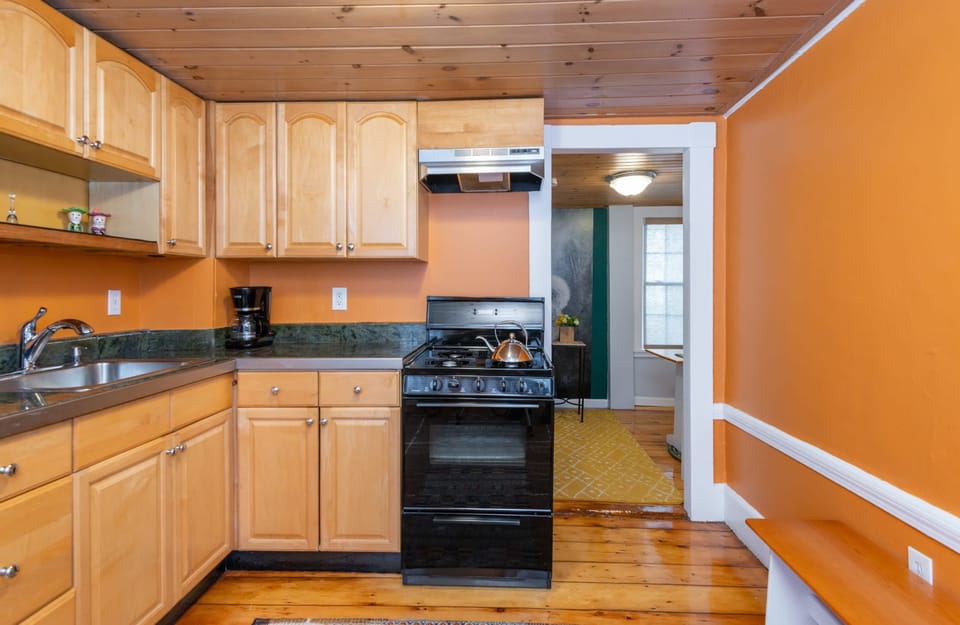 Whip up comforting seasonal flavors with ease in our stylish, fully equipped kitchen—your cozy spot for effortless cooking and delicious winter meals! ❄️🍲