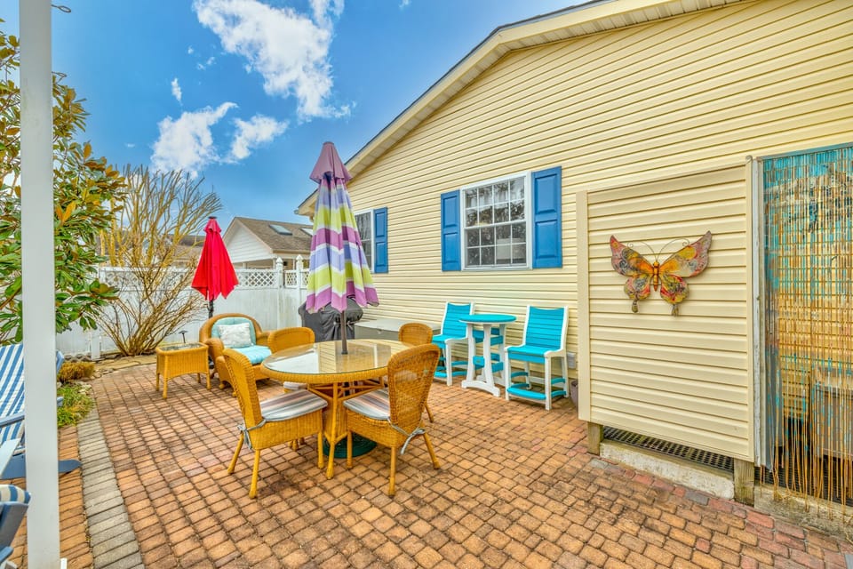 Backyard with plenty of seating & outdoor dining.