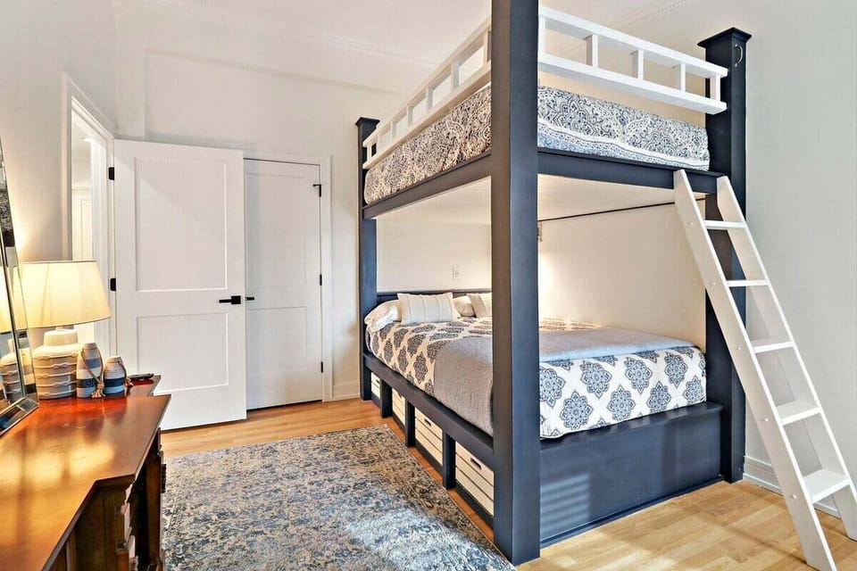Queen bunk beds, shared bathroom