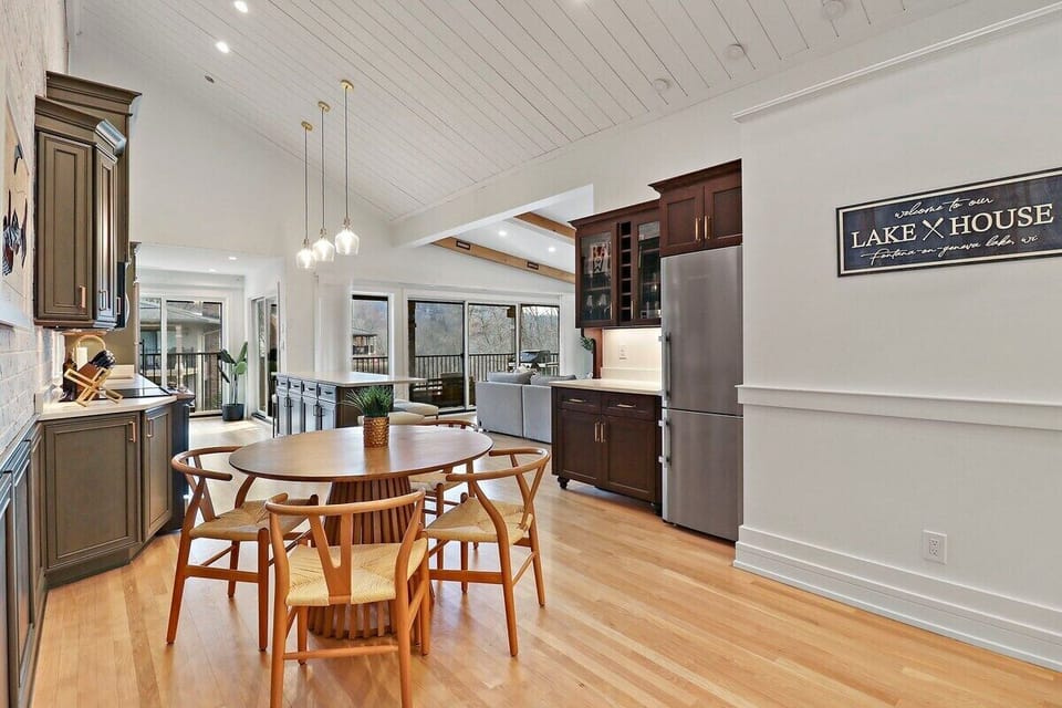 Dining area, seating for four