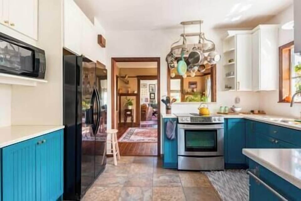Kitchen appliances are full size