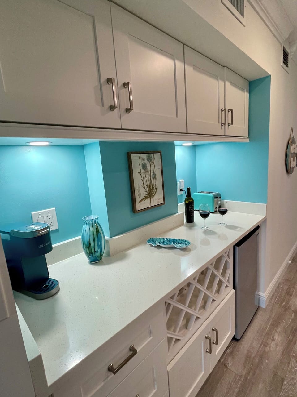 Breakfast & Wine Bar Area