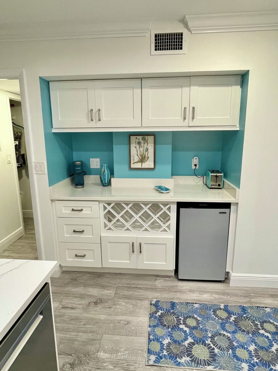 Breakfast & Wine Bar Area