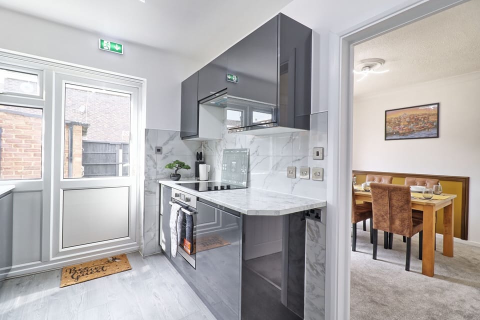 Cooker, hob, kitchen units