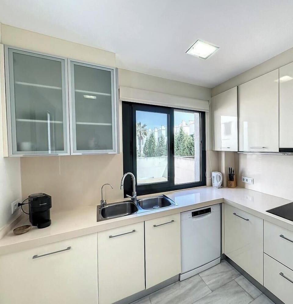 Spacious kitchen with dishwasher, two sinks and ample storage