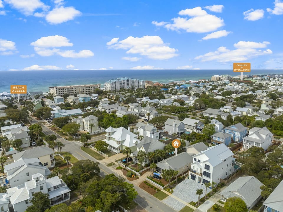 One block to the beach - A short 4 minute walk!