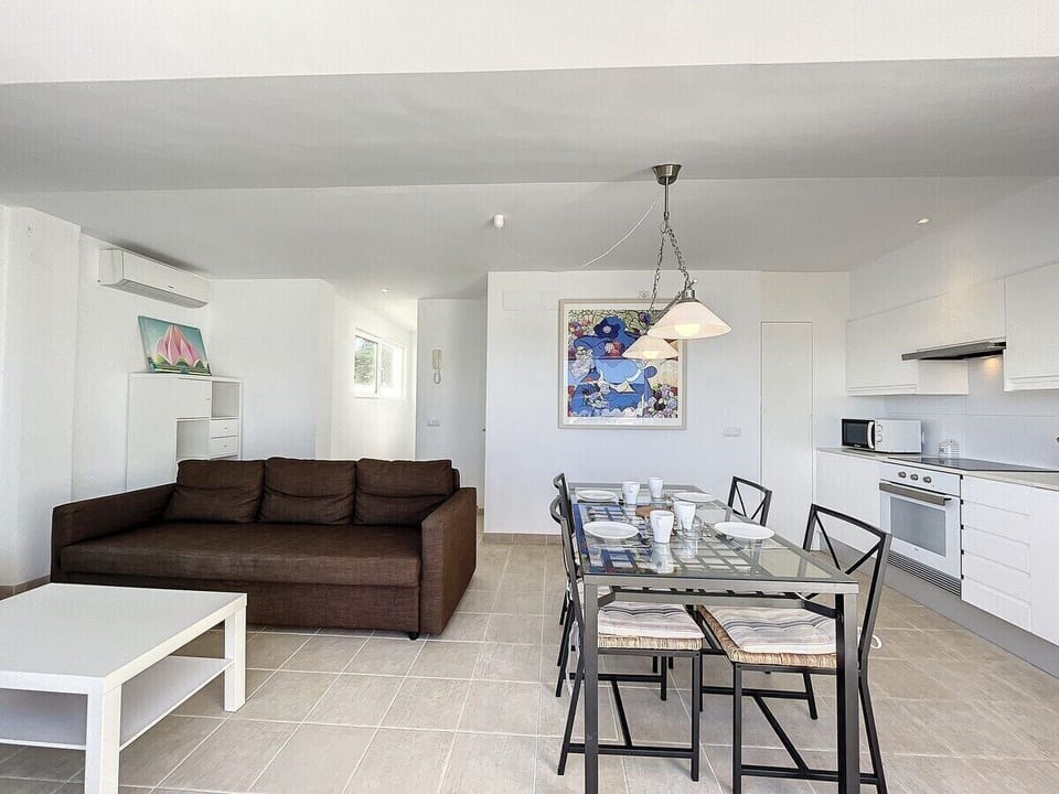 Spacious, comfy lounge-diner with modern open kitchen