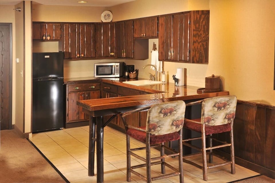 Fix snacks and drinks easily in the handy kitchenette.