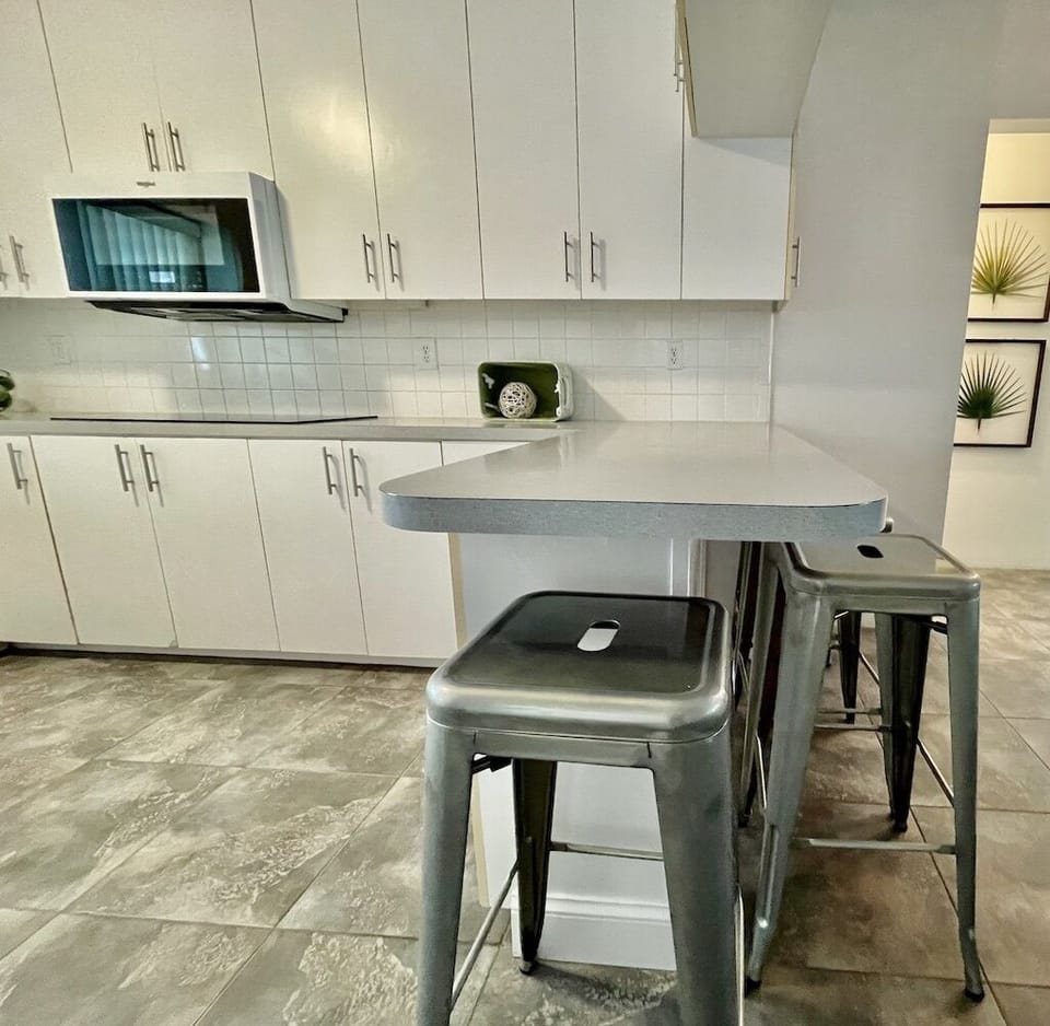 4 person breakfast bar