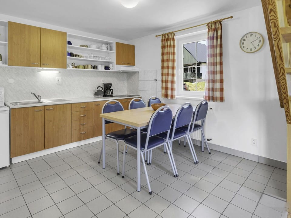 Cabinetry, Kitchen Sink, Countertop, Property, Tap, Sink, Window, Plumbing Fixture, Wood, Kitchen
