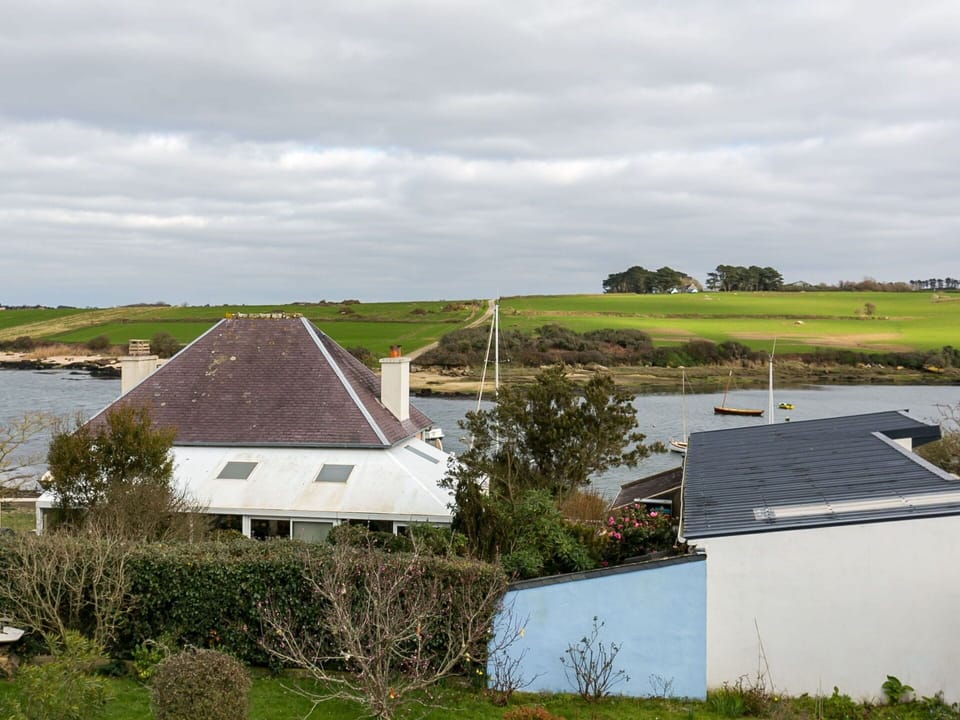 Cabinetry, Kitchen Sink, Countertop, Property, Tap, Sink, Window, Plumbing Fixture, Wood, Kitchen