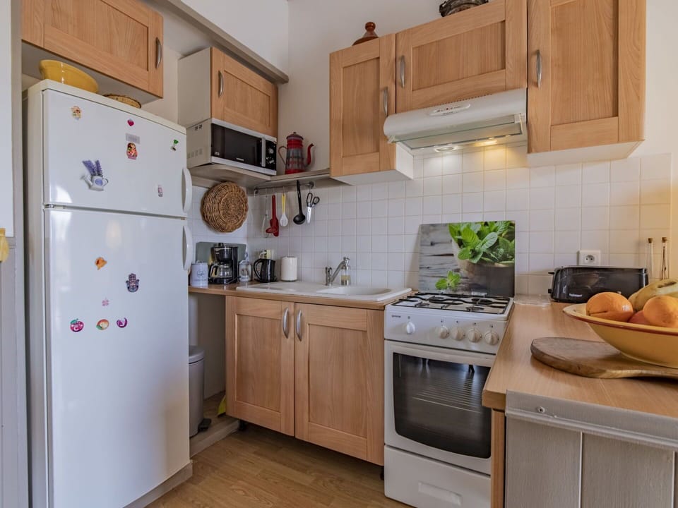 Cabinetry, Property, Countertop, Kitchen Appliance, Kitchen, Home Appliance, Kitchen Stove, Wood, Interior Design, Major Appliance