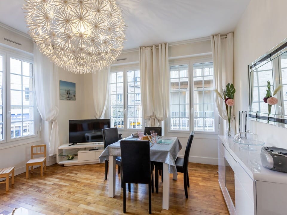 Building, Window, Comfort, Wood, Television, Living Room, Interior Design, House, Couch, Floor