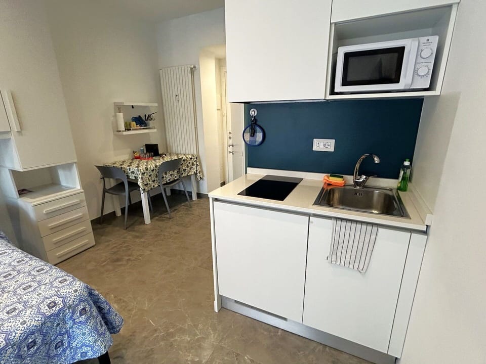 Major Appliance, Kitchen, Furniture, Interior Design, Room, Floor, Cabinetry, Kitchen Appliance, Apartment, Kitchen Stove