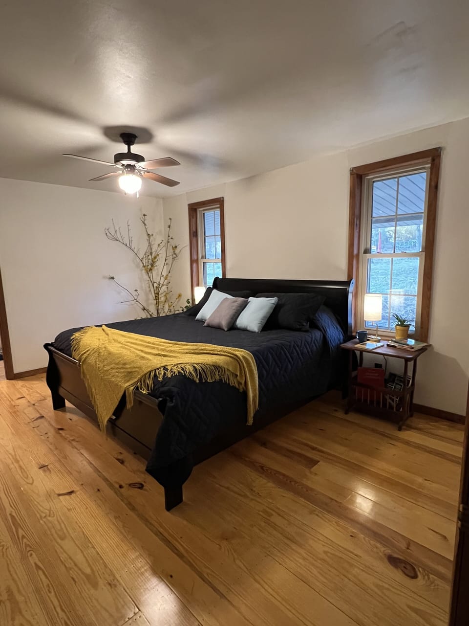 Master bedroom with King Size Bed & en-suite bathroom. 