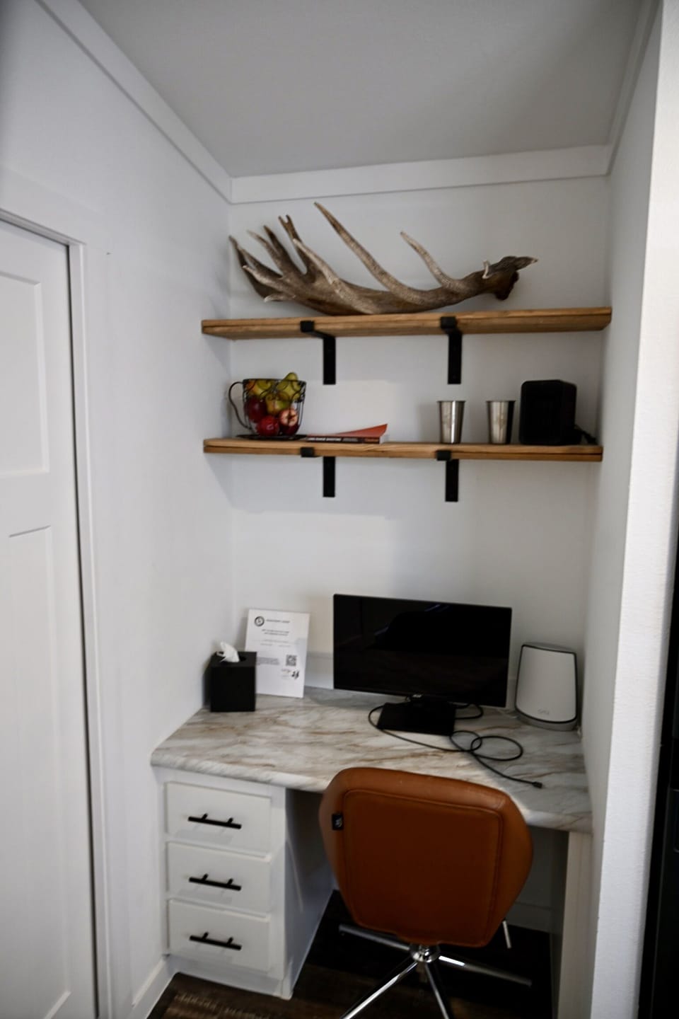 Office Nook w/ Computer Screen and High Speed Wifi