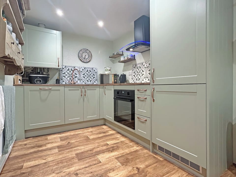 Kitchen/diner | Lyndene Cottage, Carmel, near Caernarfon