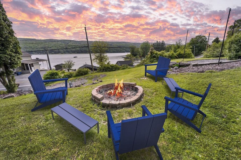 Gather 'round the firepit for stories and s'mores with a stunning lake backdrop. Let the warmth of the fire meet the cool breeze off the water.