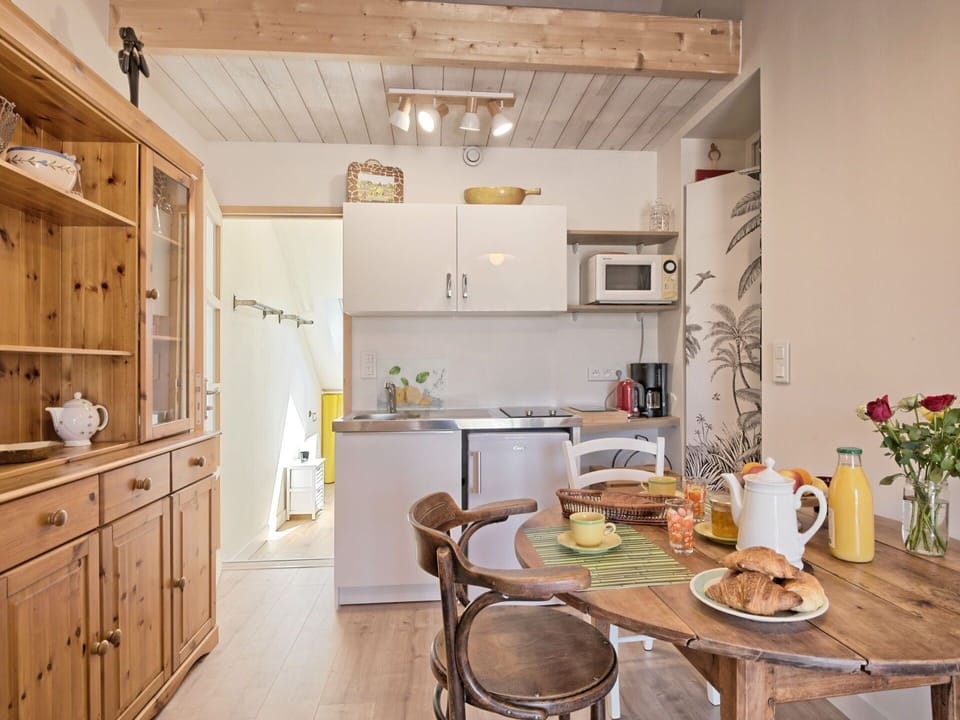 Furniture, Cabinetry, Property, Countertop, Plant, Table, Kitchen, Interior Design, Wood, Flooring