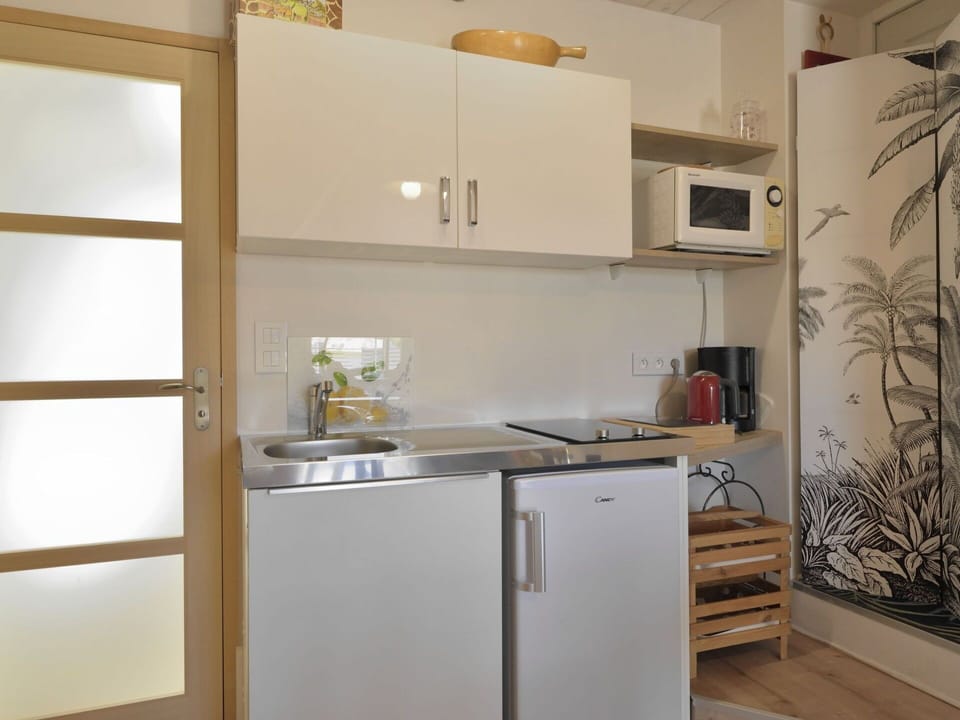 Cabinetry, Property, Kitchen Appliance, Countertop, Building, Kitchen, Wood, Kitchen Stove, Home Appliance, Floor