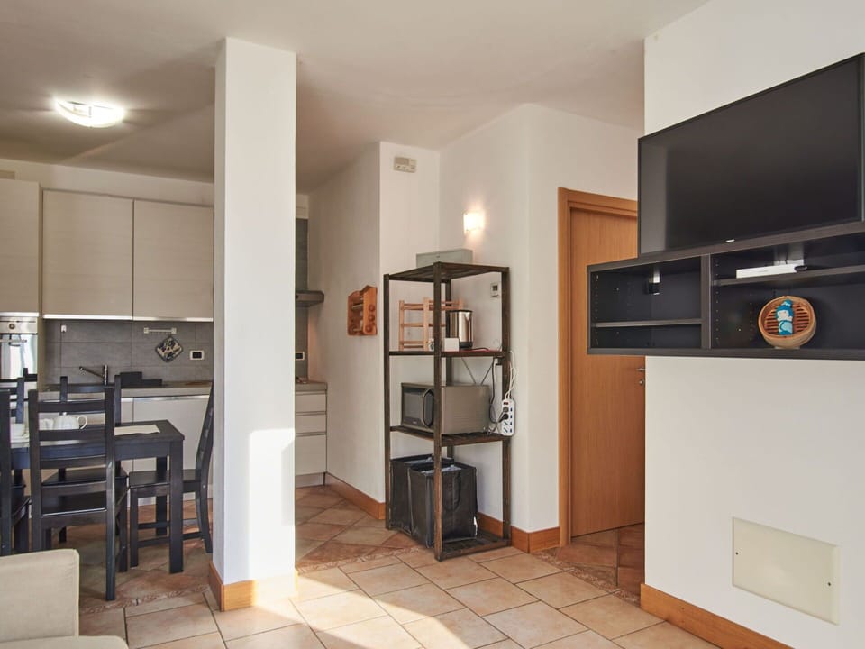 Water, Building, Cloud, Plant, Daytime, Property, Swimming Pool, Sky, Window, Azure