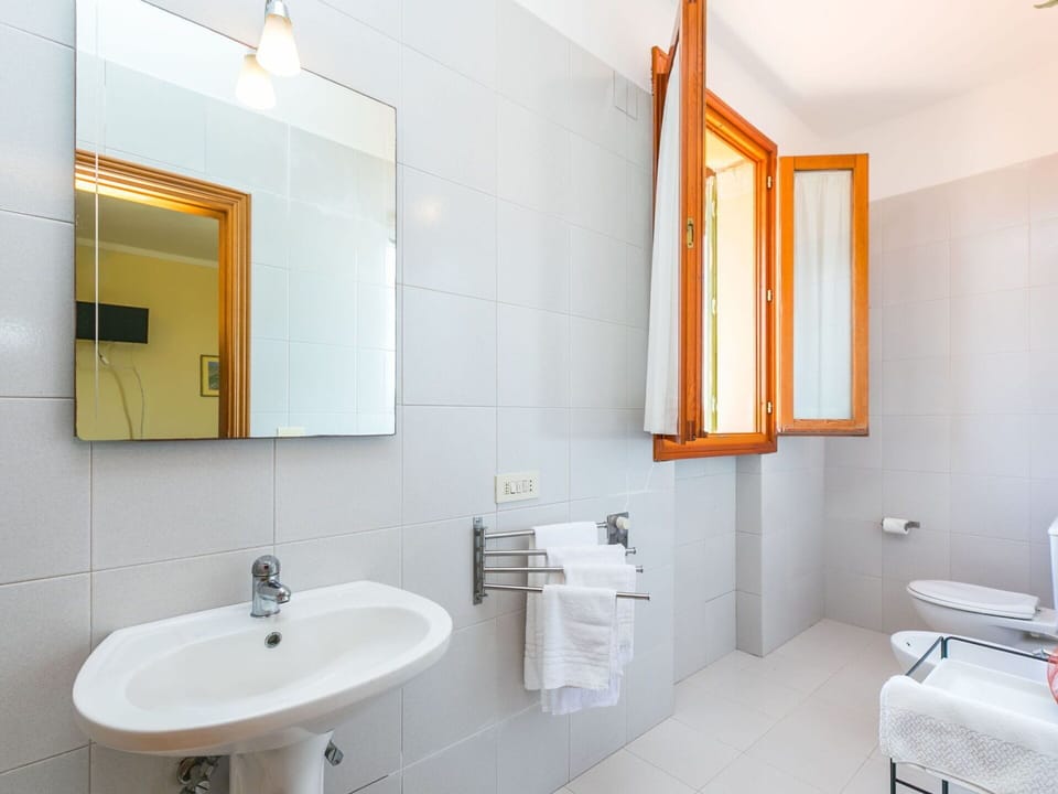 Mirror, Tap, Plumbing Fixture, Sink, Furniture, Property, Building, Bathroom Sink, Bathroom, Interior Design