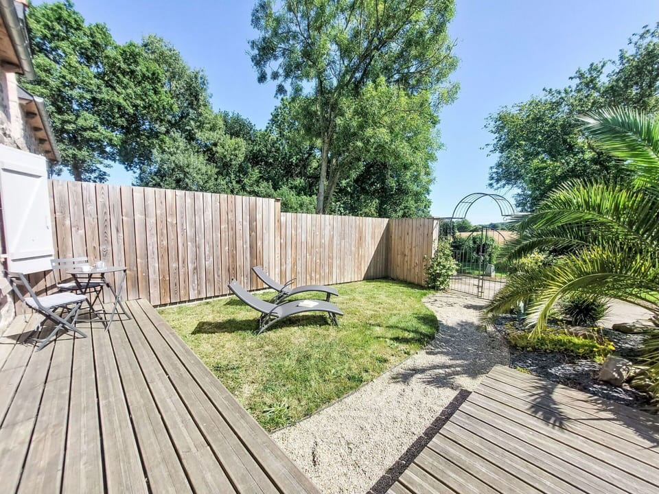 Wood, Garden, Deck, Plank, Hardwood, Shade, Backyard, Landscaping, Wood Flooring, Eco Hotel