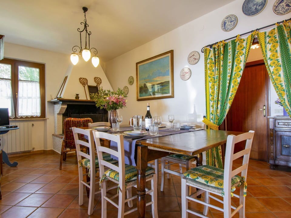 Building, Daytime, Sky, Plant, Tree, Arecales, Fence, Terrestrial Plant, Urban Design, Woody Plant