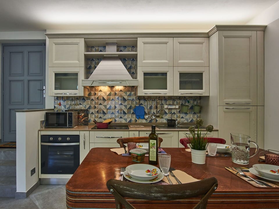Table, Cabinetry, Furniture, Plant, Countertop, Wood, Kitchen, Interior Design, Tableware, Chair