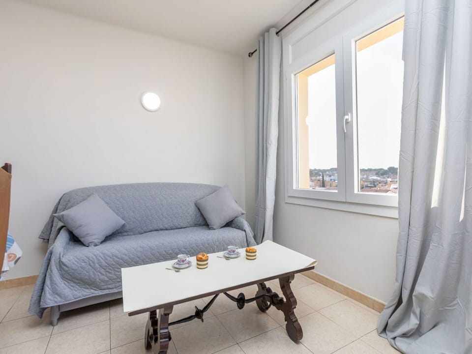 Property, Couch, Window, Table, Wood, Comfort, Interior Design, Lighting, Shade