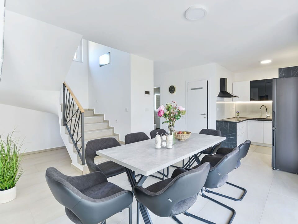 Plant, Table, Furniture, Flower, Chair, Houseplant, Building, Interior Design, Flowerpot