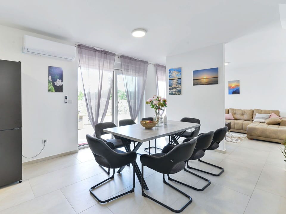 Table, Furniture, Building, Houseplant, Chair, Plant, Interior Design, Flooring, Floor, Wood