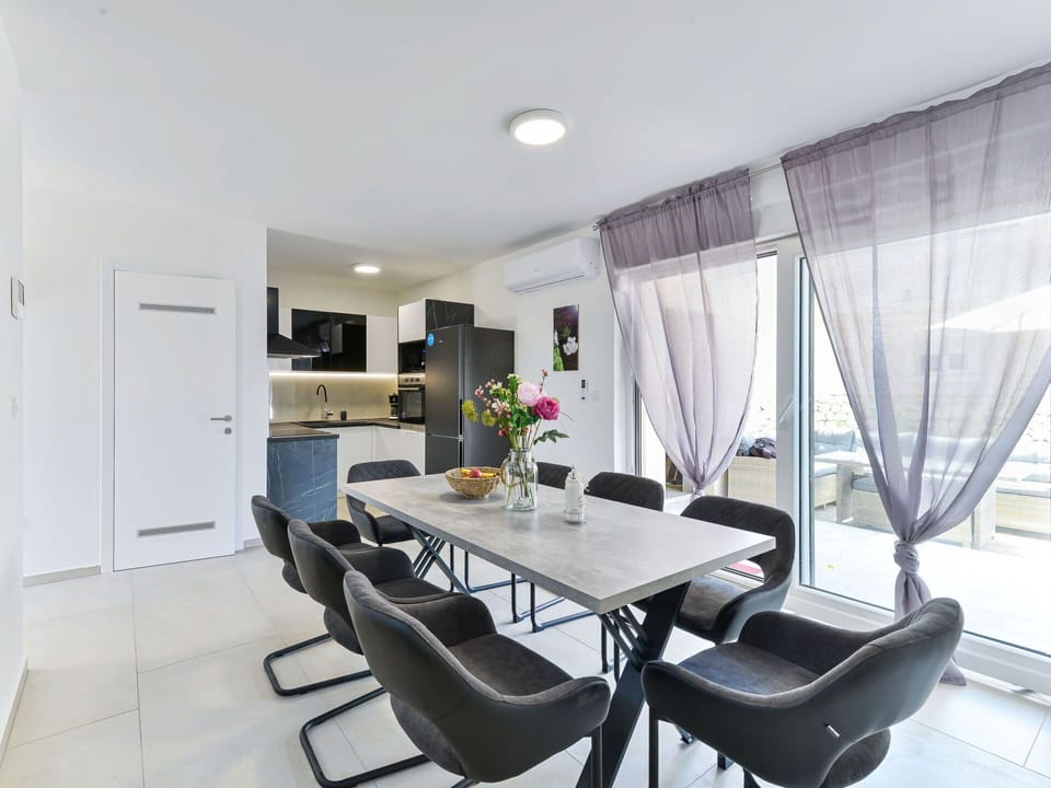 Table, Furniture, Property, Plant, Chair, Interior Design, Houseplant, Window, Building