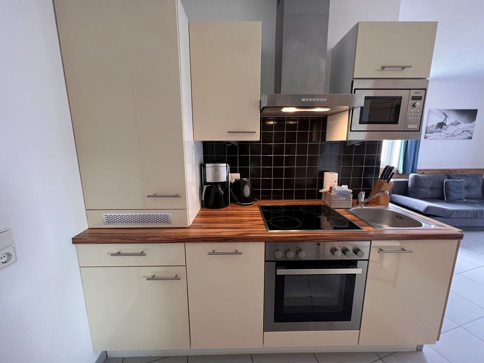 Cabinetry, Countertop, Kitchen Appliance, Kitchen Stove, Wood, Interior Design, Home Appliance, Building, Computer Desk, Kitchen