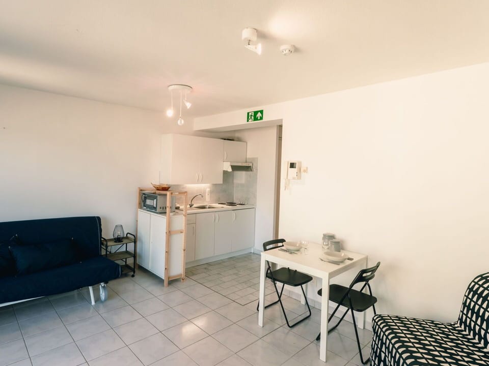 Table, Furniture, Houseplant, Interior Design, Wood, Flooring, Floor, Building, Comfort, Couch
