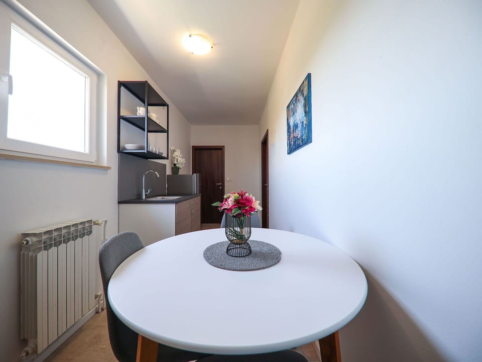 Sky, Building, Window, Tree, Plant, House, Land Lot, Cottage, Wood, Siding