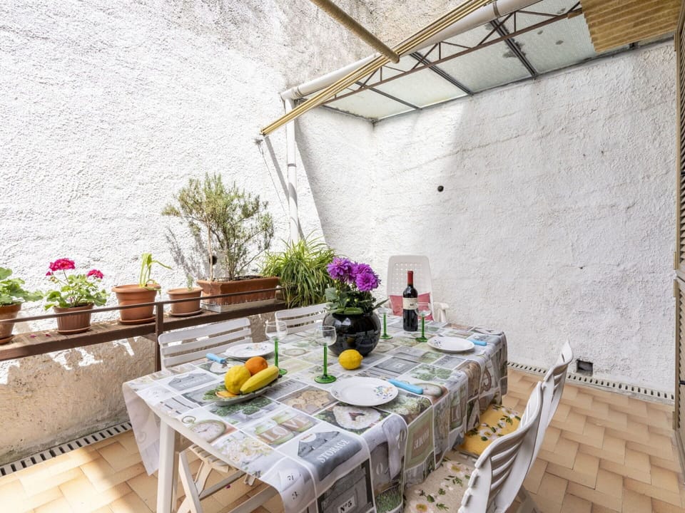 Table, Flower, Plant, Property, Furniture, Flowerpot, Building, Tableware, Houseplant, Interior Design