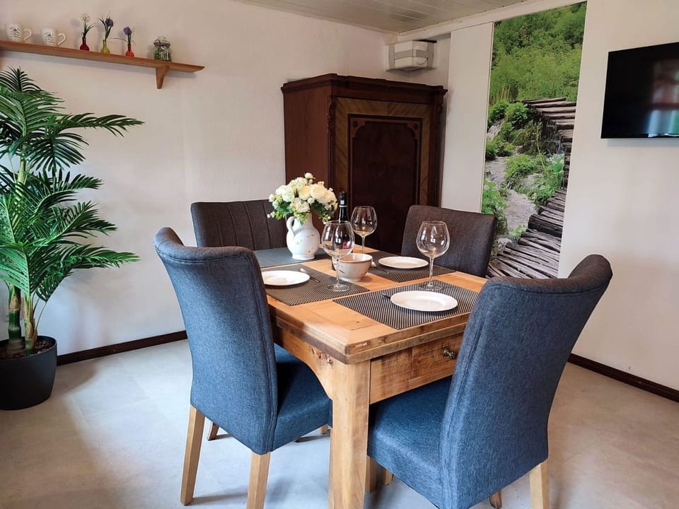 Plant, Furniture, Table, Picture Frame, Houseplant, Wood, Chair, Flowerpot, Comfort, Floor