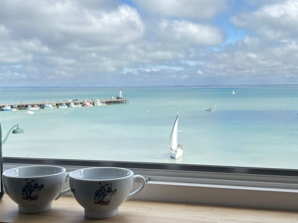 Cloud, Water, Sky, Azure, Dishware, Tableware, Drinkware, Horizon, Serveware, Cup