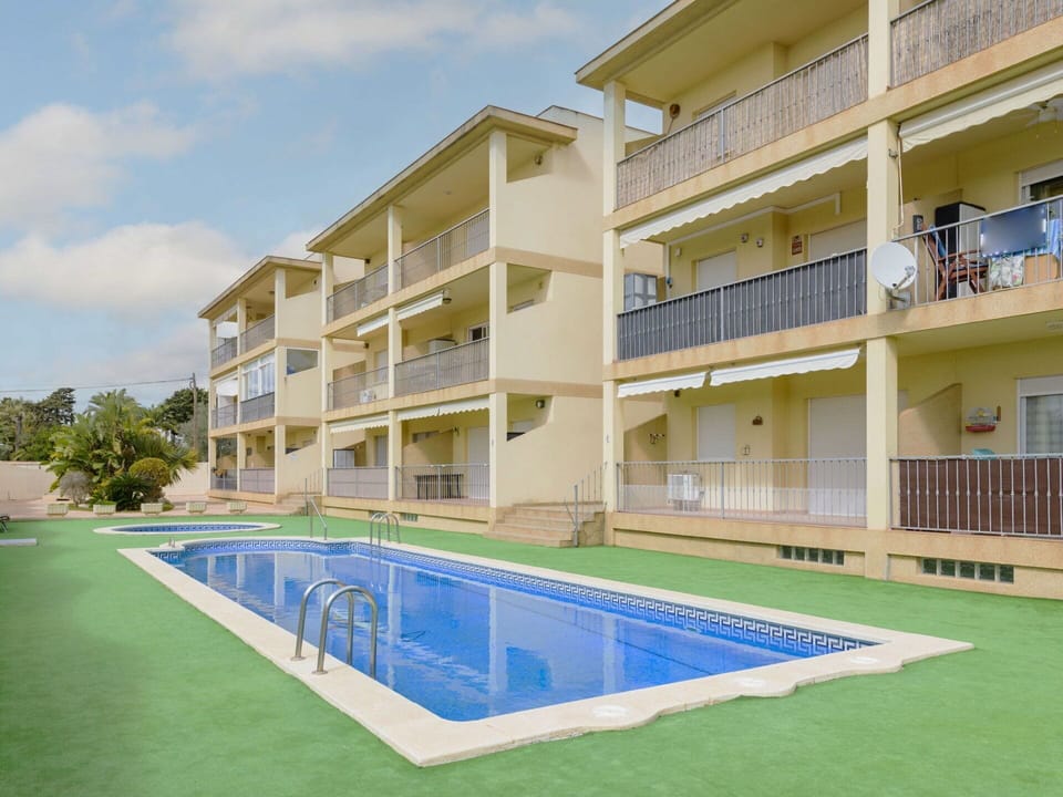 Plant, Building, Cloud, Property, Sky, Water, Azure, Swimming Pool, Window, Tree