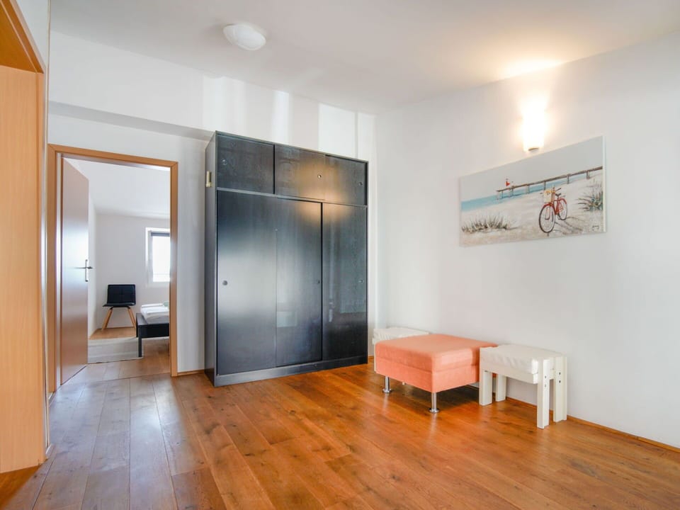 Flooring, Floor, Wood Flooring, Interior Design, Wood, Ceiling, Laminate Flooring, Furniture, Room, Apartment