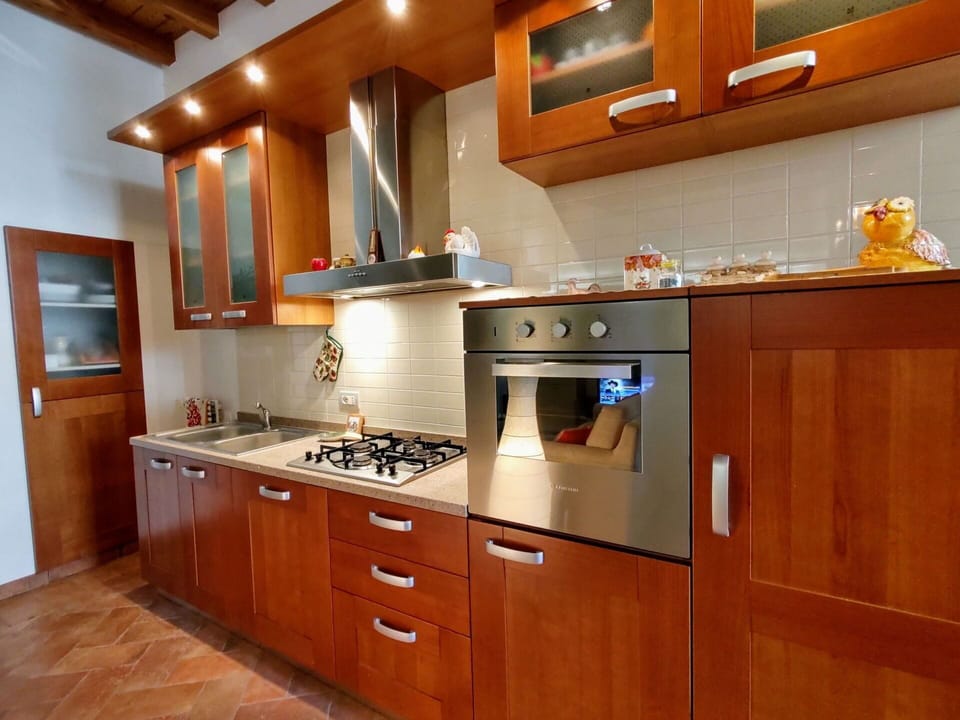 Mirror, Tap, Sink, Plumbing Fixture, Property, Bathroom Sink, Wood, Bathroom, Bathroom Cabinet, Interior Design