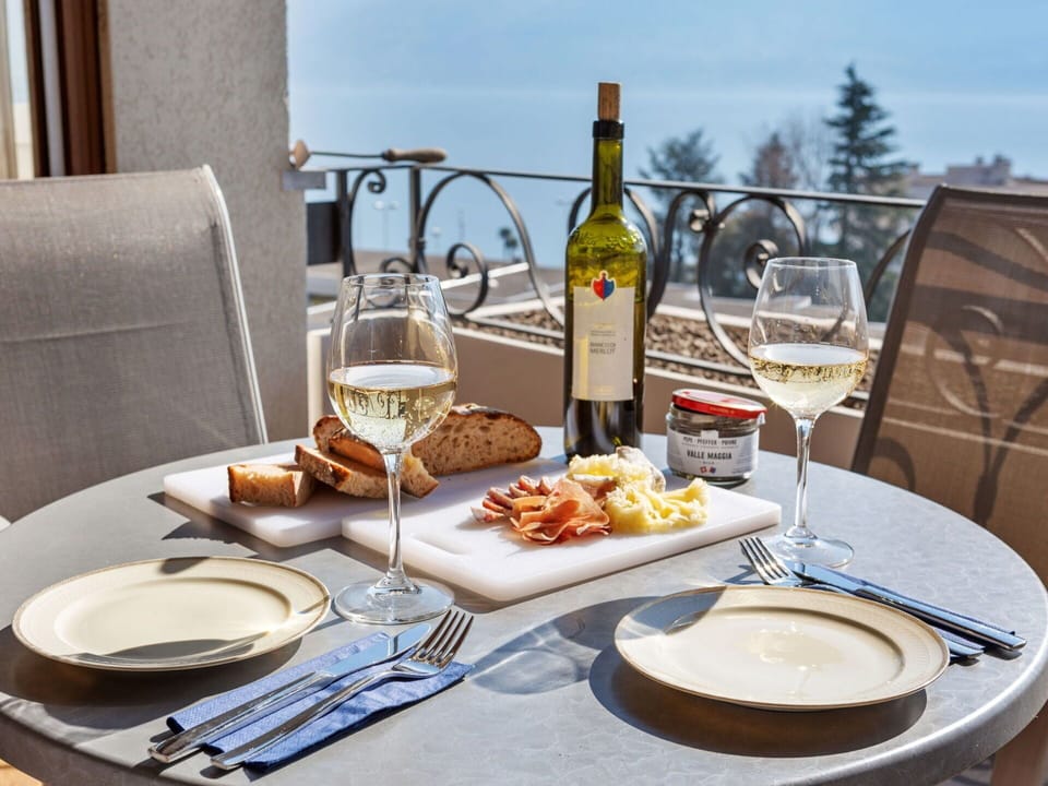 Food, Table, Tableware, Furniture, Property, Bottle, Dishware, Drinkware, Sky, Plate