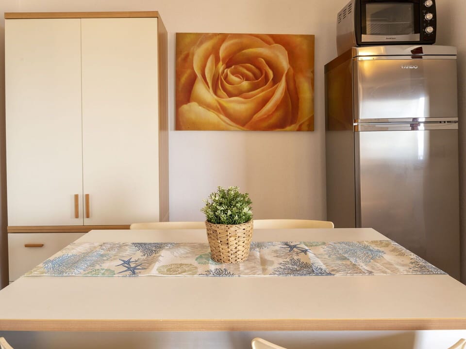 Property, Plant, Table, Furniture, Rectangle, Flowerpot, Building, Wood, Houseplant, Interior Design