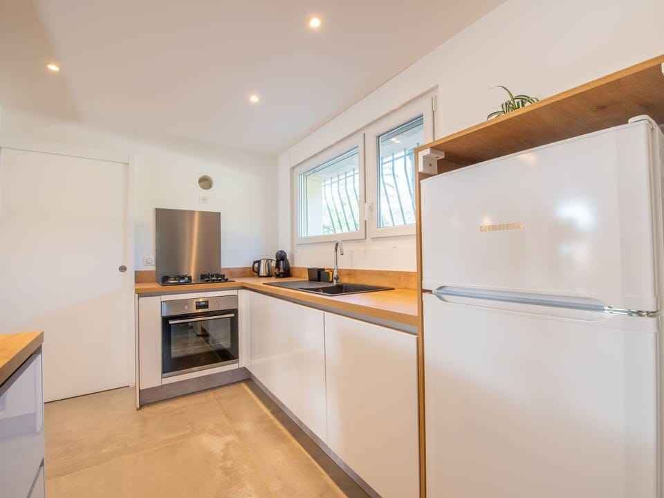Cabinetry, Countertop, Sink, Tap, Kitchen Appliance, Wood, Kitchen, Building, Window, Home Appliance