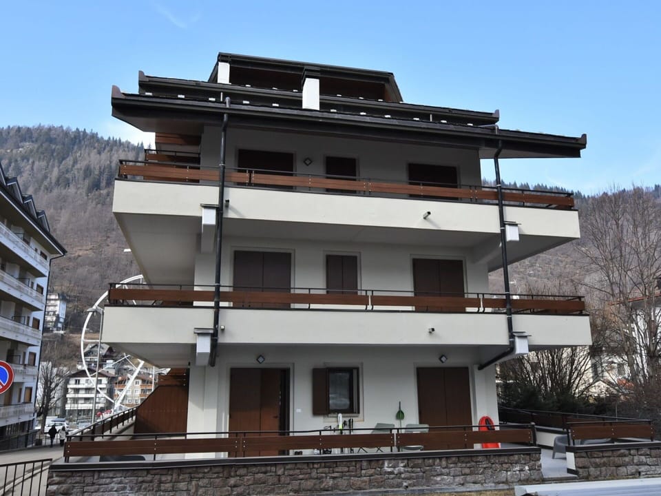 Sky, Building, Property, Window, House, Residential Area, Urban Design, Tree, Real Estate, Facade