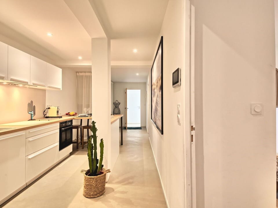 Table, Sky, Furniture, Property, Building, Cloud, Tableware, Azure, Chair, Interior Design